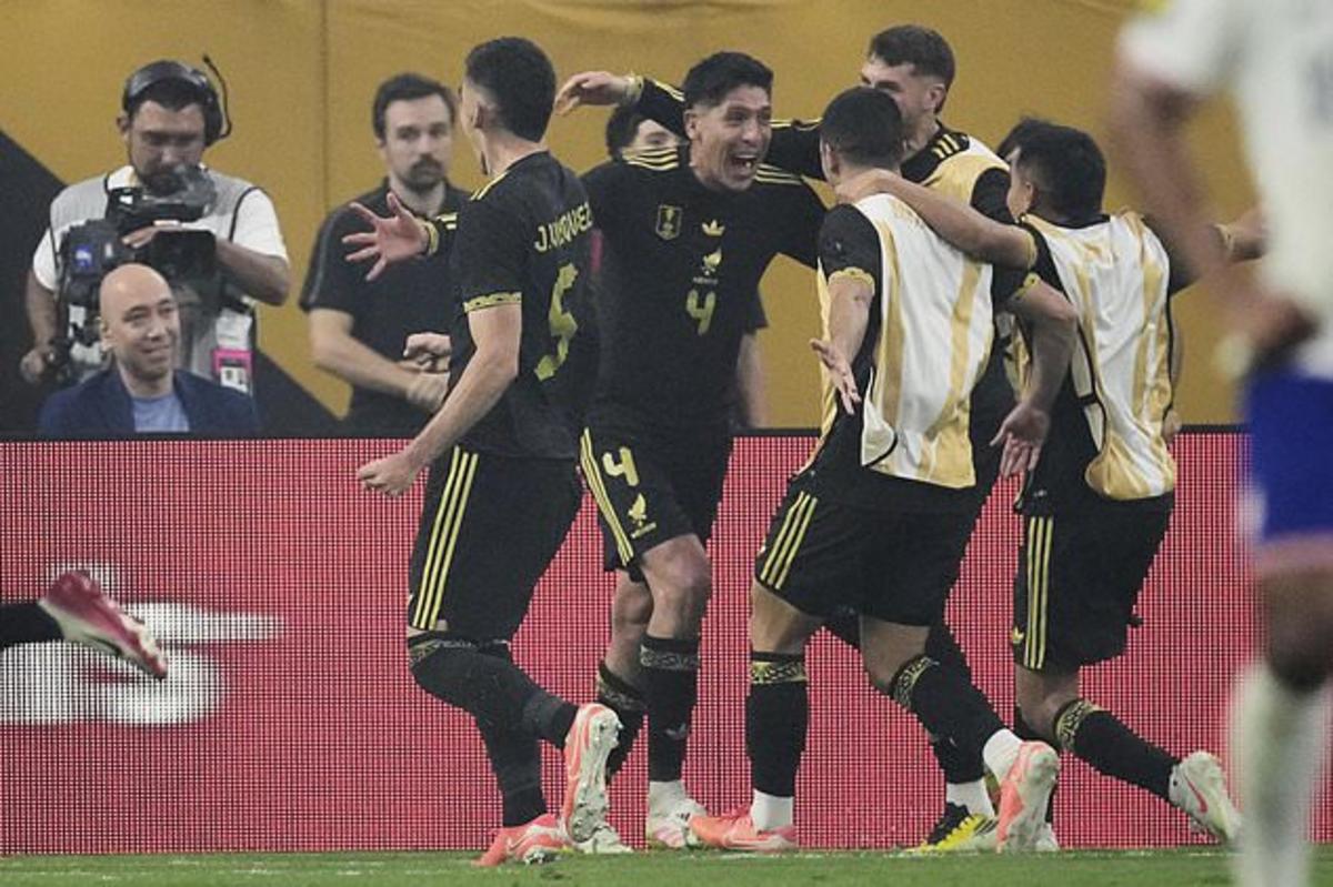 Tiền vệ Mexico Edson Álvarez (4) ăn mừng cùng các đồng đội sau khi ghi bàn ở hiệp hai của trận chung kết CONCACAF Gold Cup với Hoa Kỳ tại Houston, Chủ nhật, ngày 6/7/2025. (AP Photo/David J. Phillip)