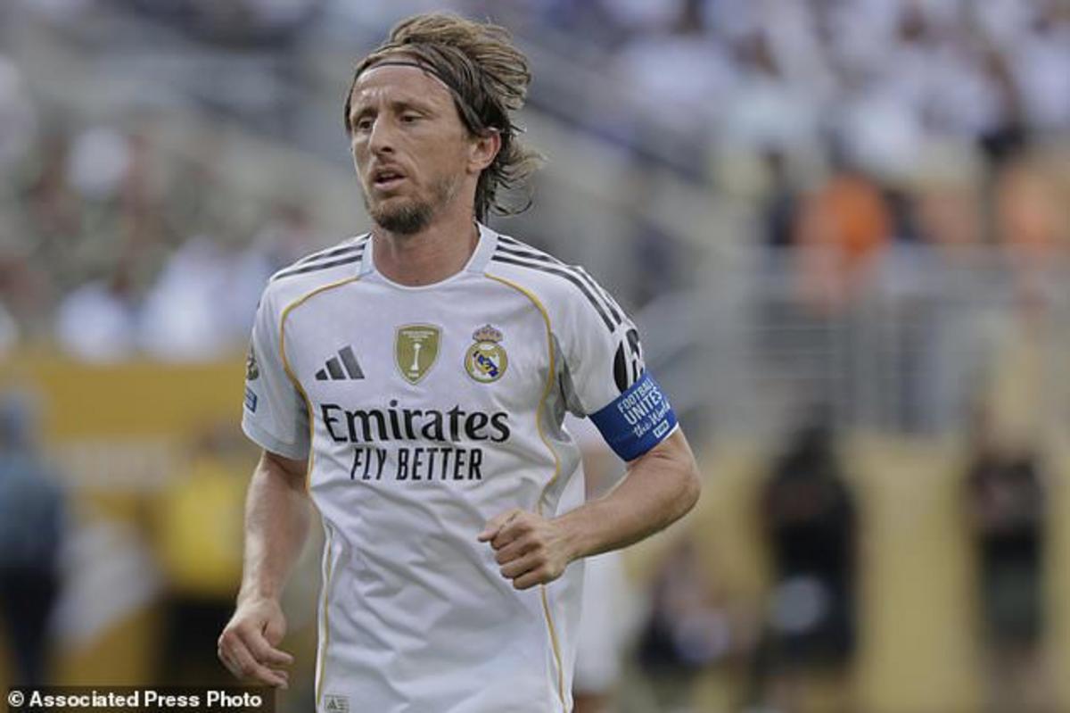 Luka Modric của Real Madrid nhìn trong trận bán kết Cúp các CLB vô địch thế giới giữa PSG và Real Madrid tại East Rutherford, N.J., Thứ Tư, ngày 9 tháng 7 năm 2025. (Ảnh AP/Adam Hunger)