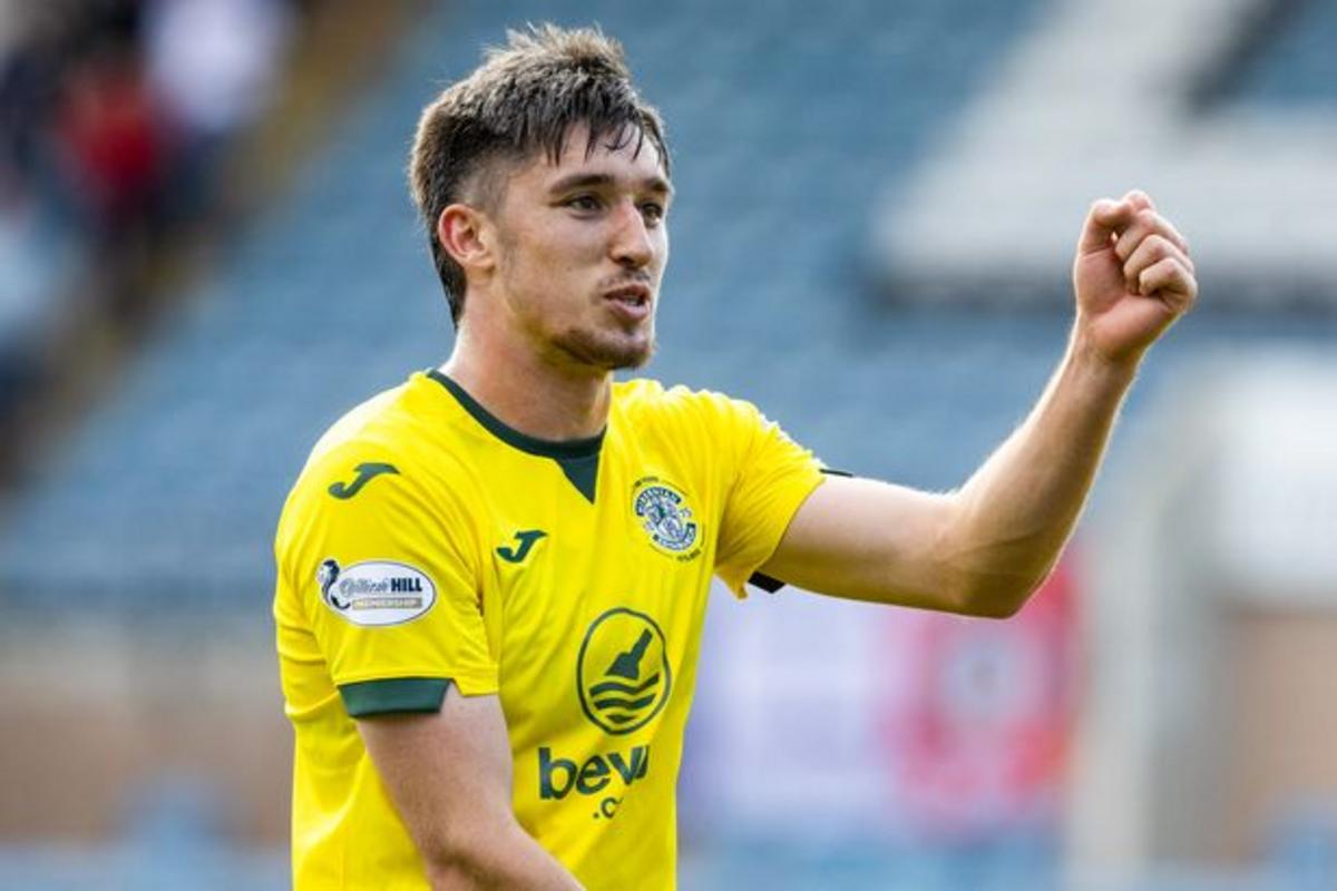 Kieron Bowie là người hùng ghi bàn của Hibs tại Dundee