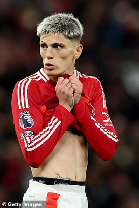 Alejandro Garnacho là một trong bốn cầu thủ bị để lại tập luyện tại Carrington khi tìm kiếm suất chuyển nhượng khỏi Old Trafford