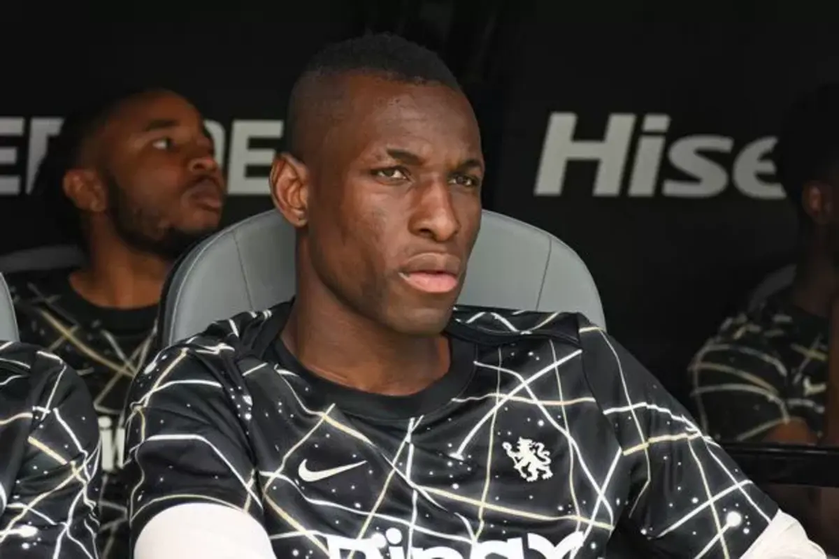 Nicolas Jackson nhìn xa trong khi ngồi trên ghế dự bị Chelsea