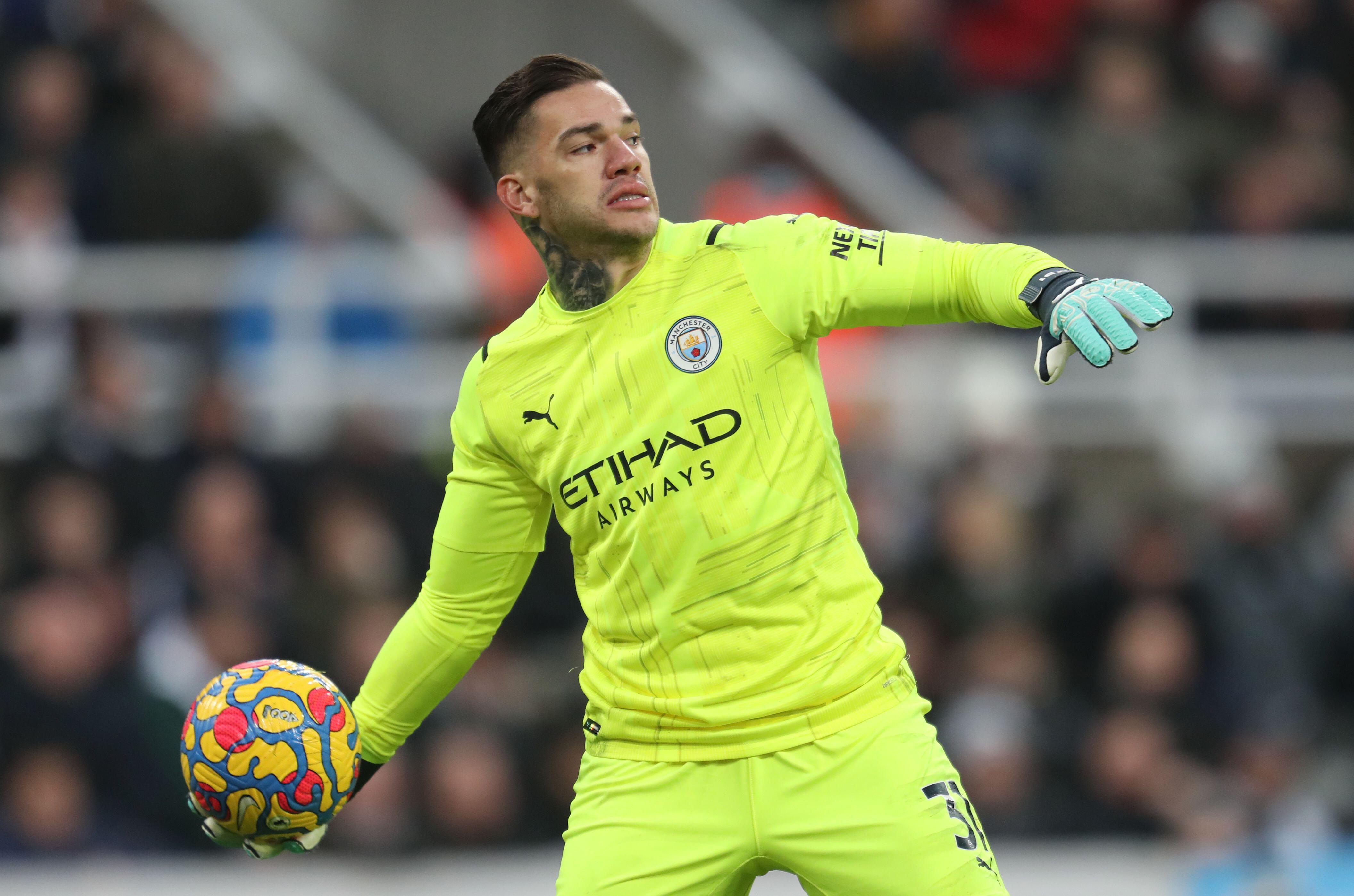 Thủ môn Ederson ném bóng khi chơi cho Manchester City, năm 2021
