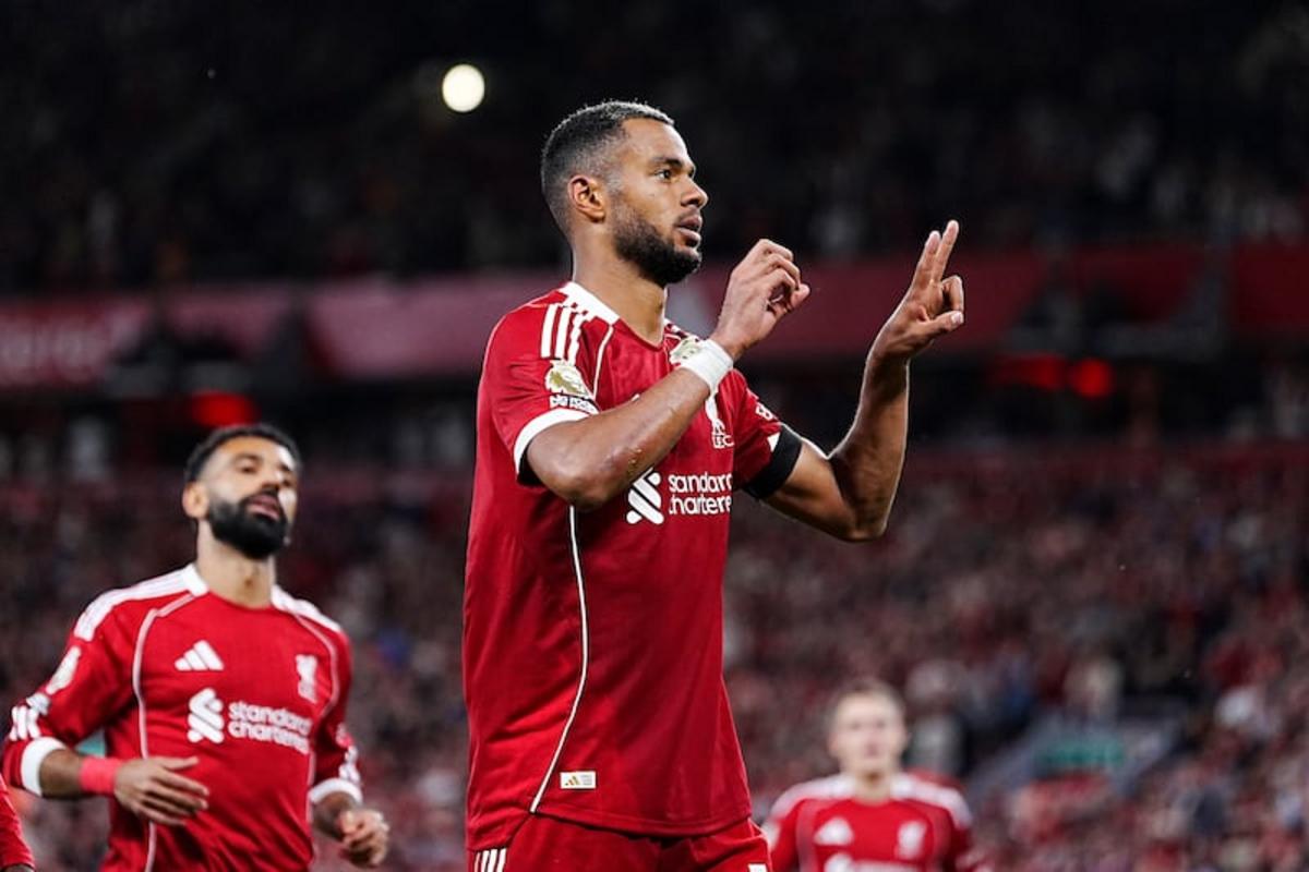 Cody Gakpo của Liverpool ăn mừng bàn thắng, giơ tay số '20' để tưởng nhớ đồng đội Diogo Jota. Ảnh: Peter Byrne/PA