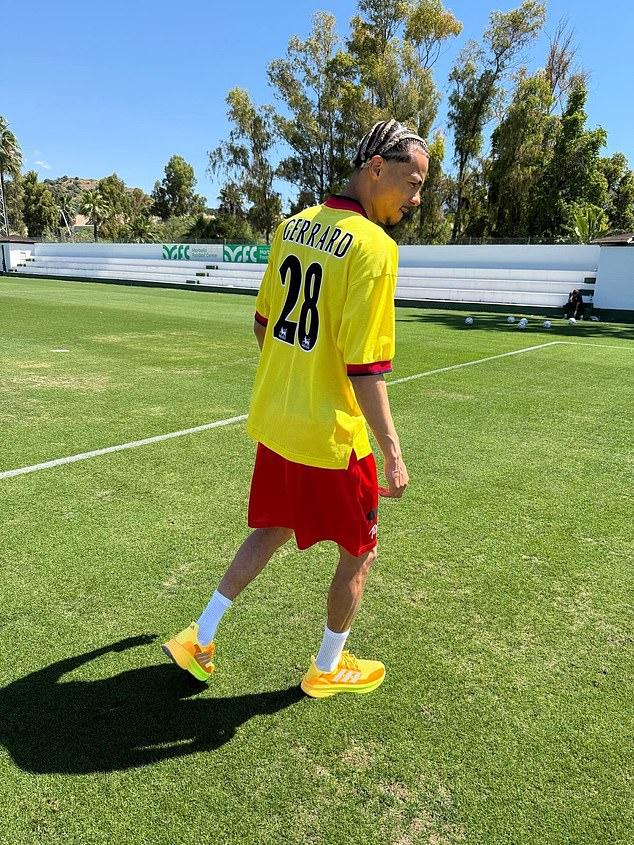 Bộ quần áo có tên Steven Gerrard và số cũ 28, được cho là từ mùa giải 1997/98