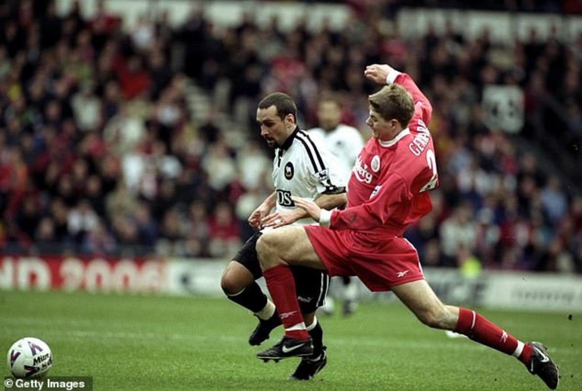 Gerrard đã mặc số 28 ở giai đoạn đầu sự nghiệp Liverpool, trước khi mặc số 17 và cuối cùng là số 8