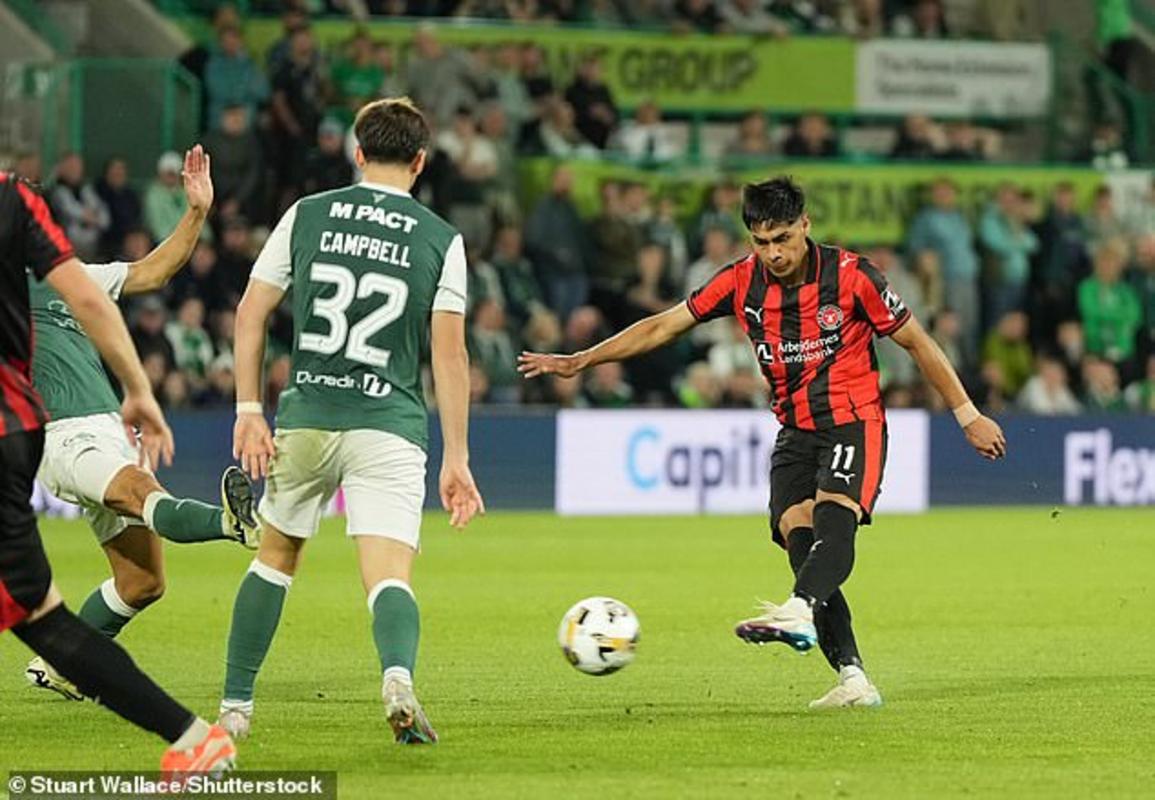 Cầu thủ cánh người Chile Dario Osario của Midtjylland bắn phá không thể cản phá vào lưới ở hiệp phụ