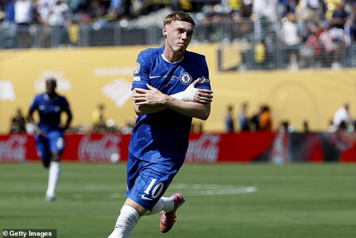 Cole Palmer thường chơi ở vị trí số 10 nhưng đã chơi ở cánh phải trong trận chung kết World Cup các CLB chống PSG