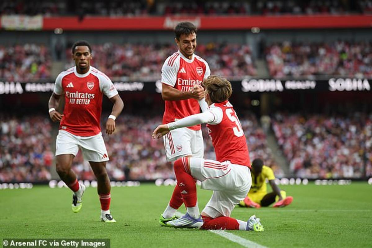 Huấn luyện viên Arsenal khen ngợi thiếu niên Max Dowman sau khi anh giành được quả penalty từ ghế dự bị