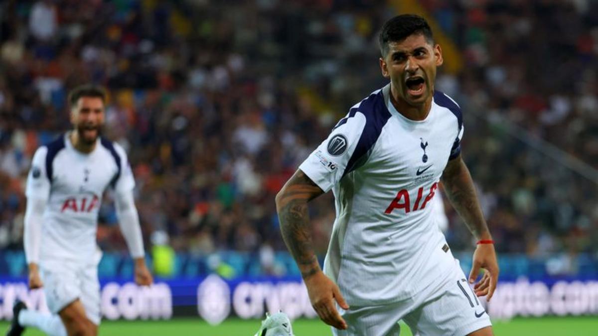 Thủ quân Cristian Romero của Tottenham ăn mừng sau khi ghi bàn nâng tỷ số lên 2-0 trước PSG tại Siêu Cúp UEFA