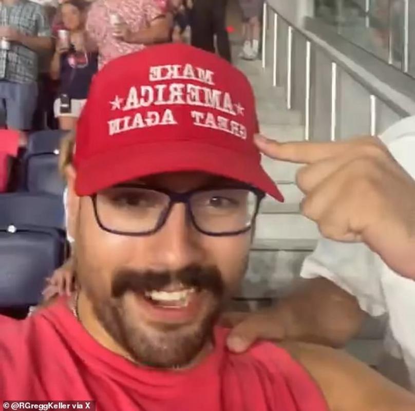 Các quy tắc Giải bóng đá Nhà nghề Mỹ nêu rõ người hâm mộ không được phép mặc trang phục chính trị tại sân vận động