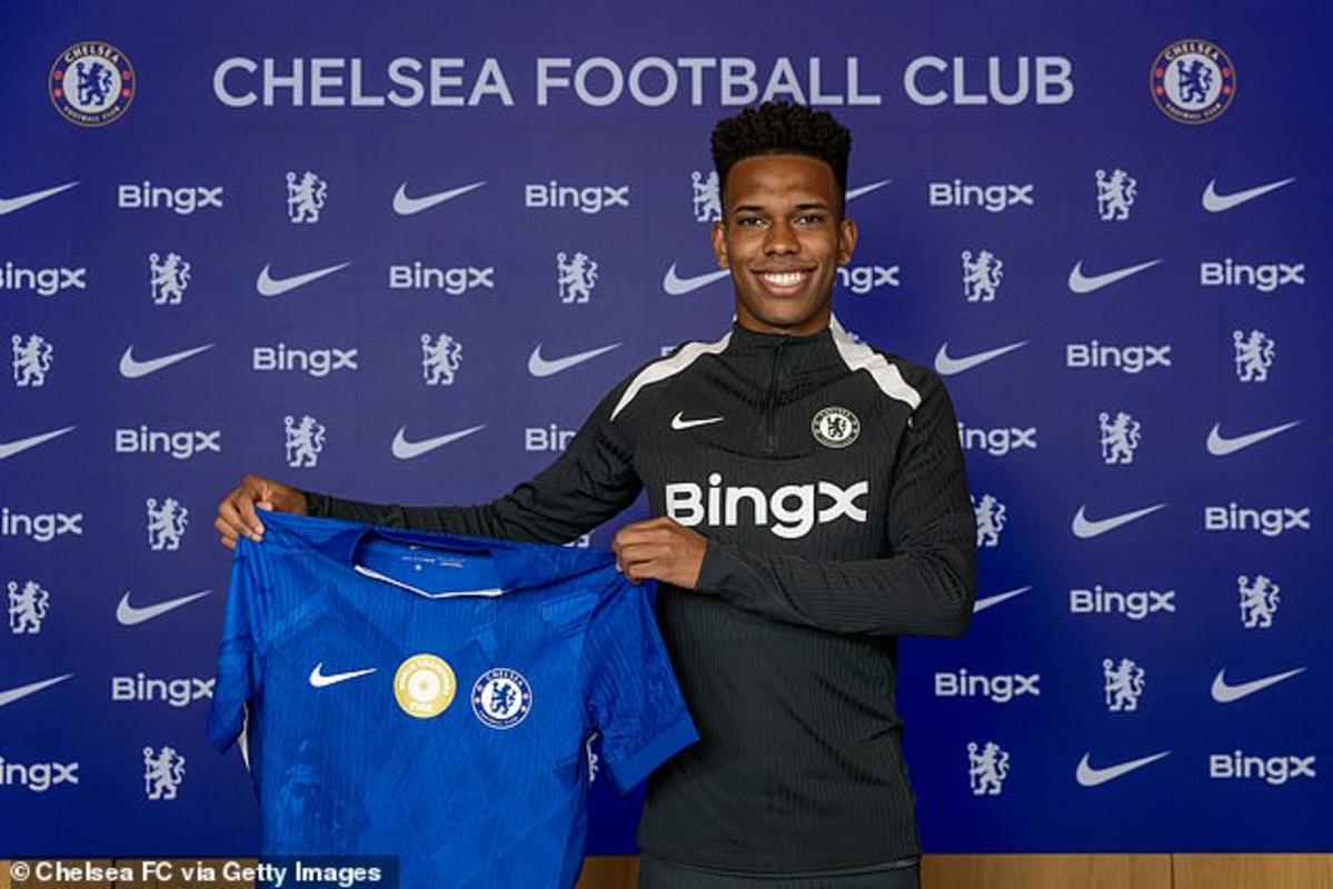 Cầu thủ trẻ phải chờ đến khi tròn 18 tuổi, tiếp tục thi đấu mùa cuối cùng tại Palmeiras ở Brazil