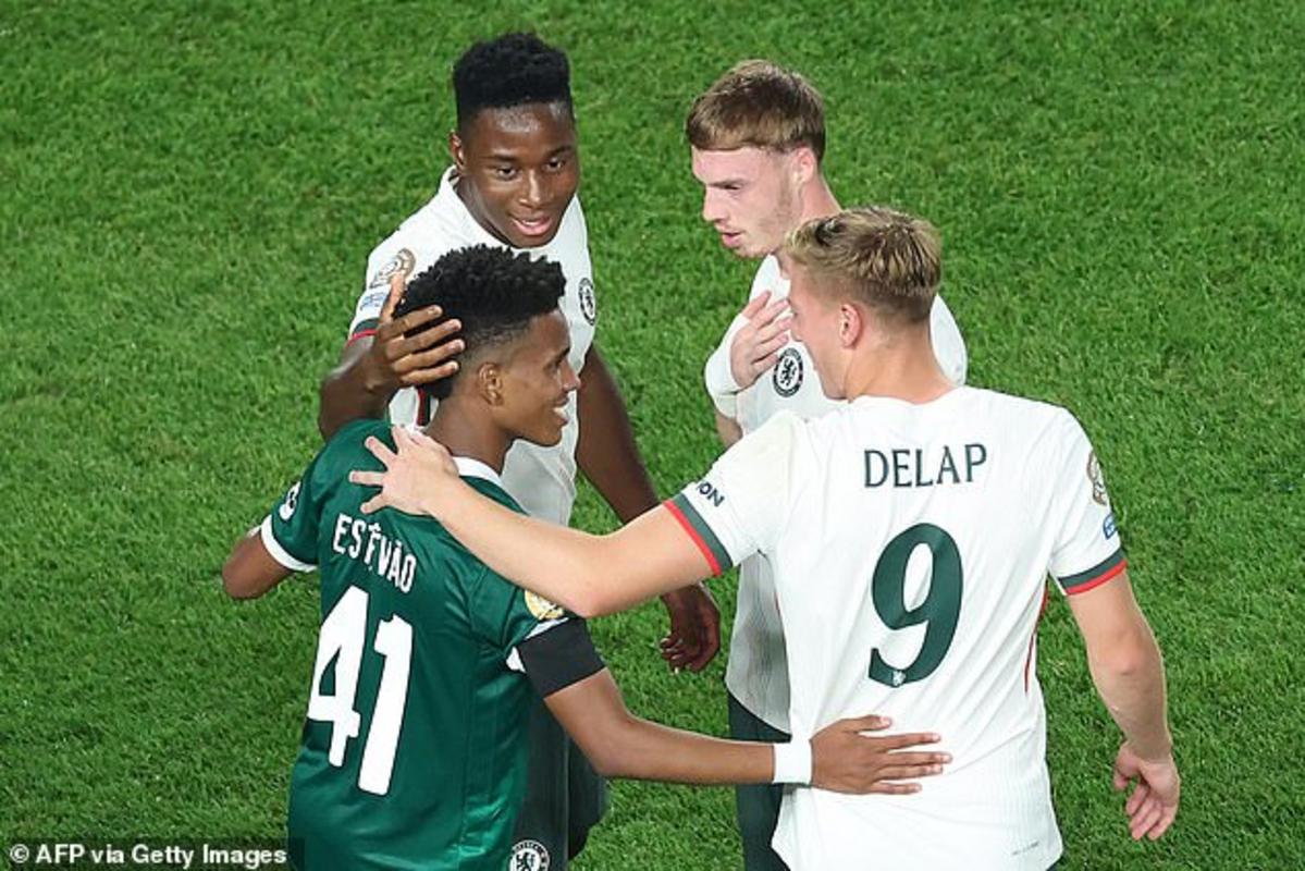 Estevao sau đó trao đổi với Cole Palmer nhưng quyết định chia buồn cùng đội bóng cũ sau trận thua