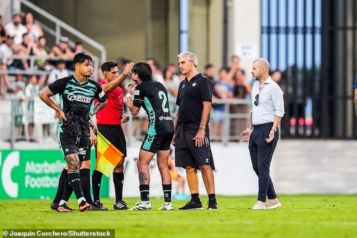 Cựu hậu vệ Arsenal Hector Bellerin là một trong hai cầu thủ nhận thẻ đỏ sau những lời phản đối ngày càng sôi nổi với trọng tài