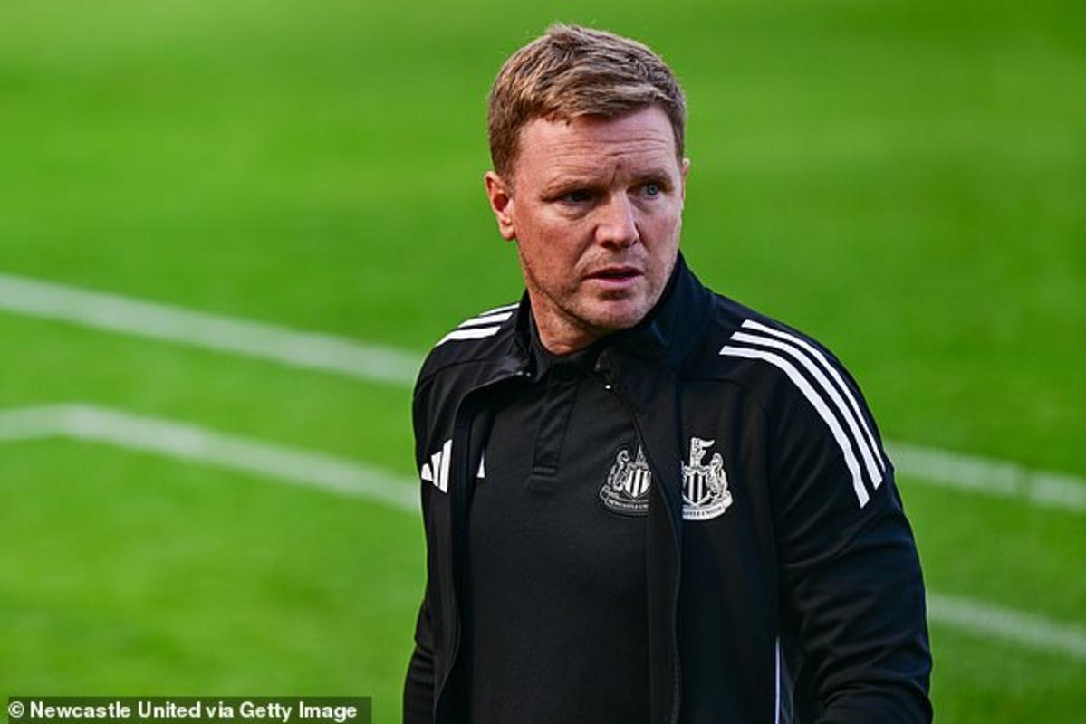 Huấn luyện viên Newcastle Eddie Howe phải chiến đấu để giữ chân hậu vệ 54 lần khoác áo tuyển Anh