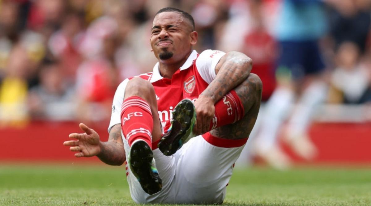 Gabriel Jesus của Arsenal nắm mắt cá chân trước khi được điều trị chấn thương trong trận Ngoại hạng Anh giữa Arsenal và Tottenham Hotspur tại Sân vận động Emirates vào ngày 01 tháng 10 năm 2022 tại London, Anh.