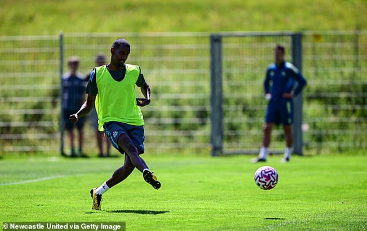 Isak đã tập luyện tuần trước với Newcastle tại trại huấn luyện tiền mùa giải ở Innsbruck, Áo
