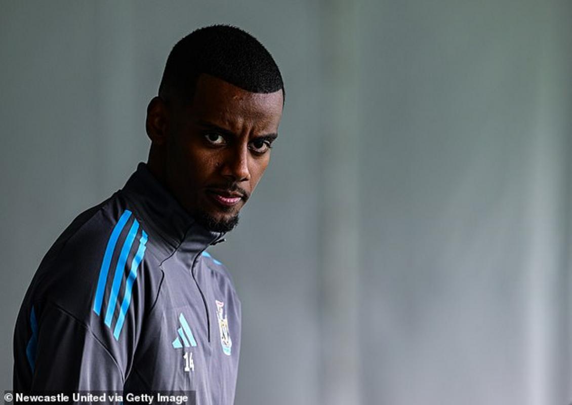 Báo cáo được đưa ra giữa các tuyên bố rằng Isak đã tập luyện một mình tại sân tập Newcastle vào thứ Ba