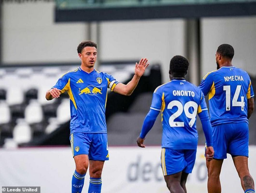 Đội của Daniel Farke thể hiện sự áp đảo, không có người hâm mộ Leeds do lo ngại an ninh