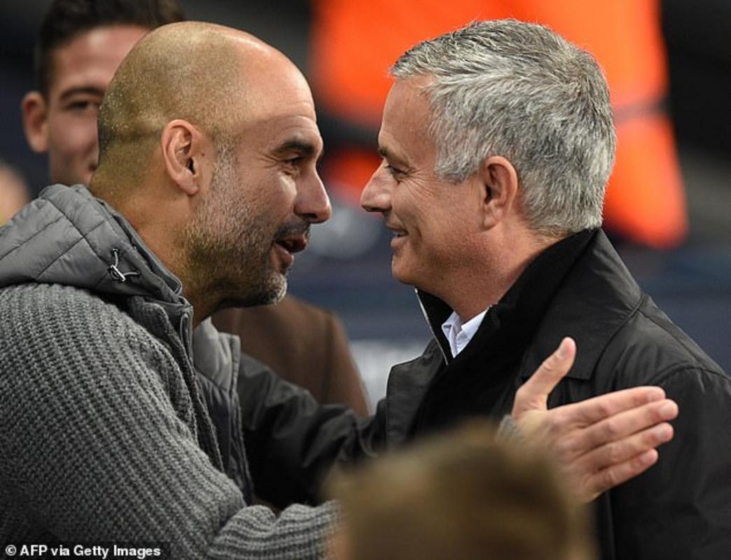 Ông buộc tội Guardiola quá gắn bó với một khuôn mẫu chiến thuật cụ thể sau khi chuyển đến Man City trong khi Mourinho ở đội bóng thành Manchester đối địch