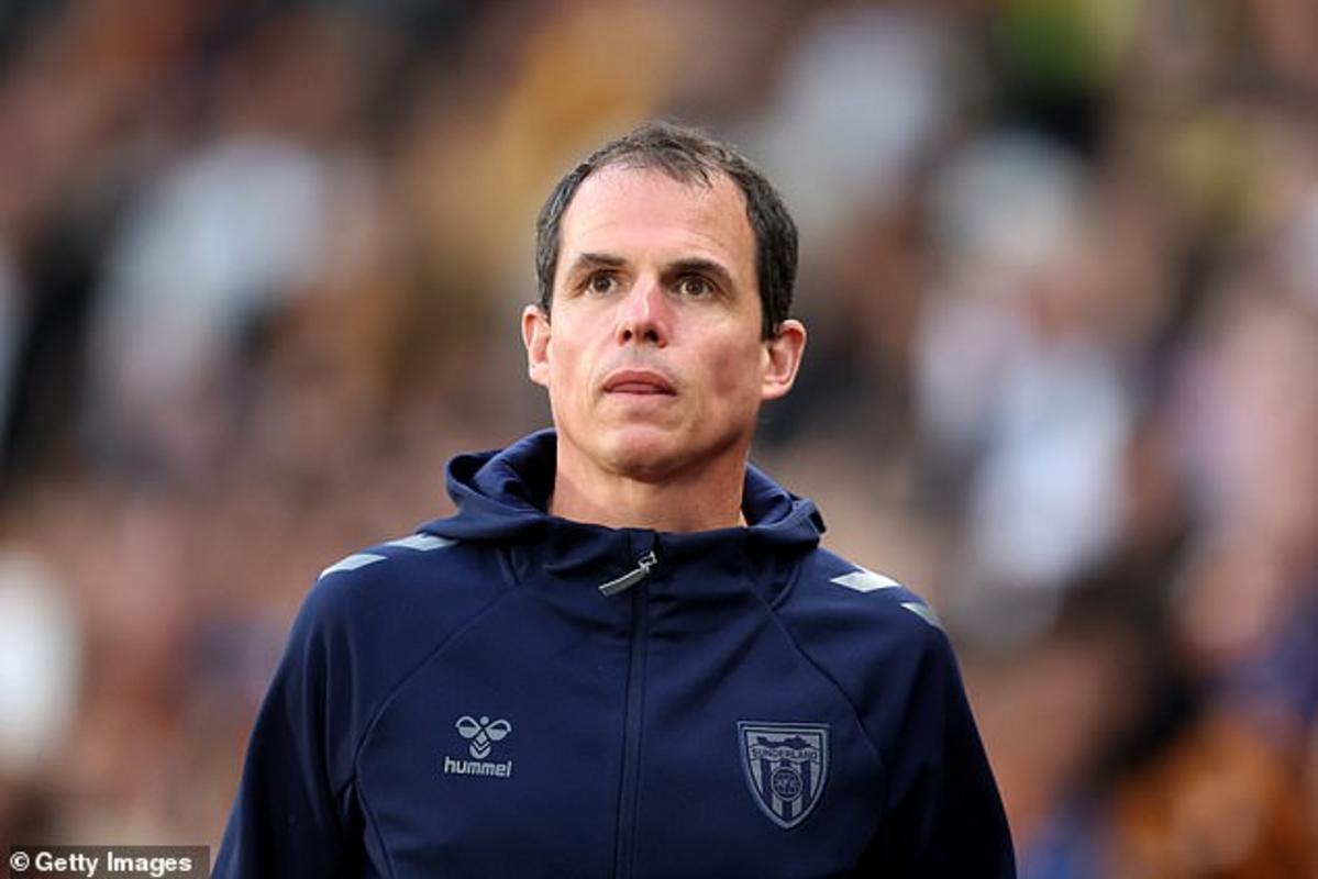 HLV Sunderland Regis Le Bris đã liên tục bổ sung nhân sự cho đội bóng