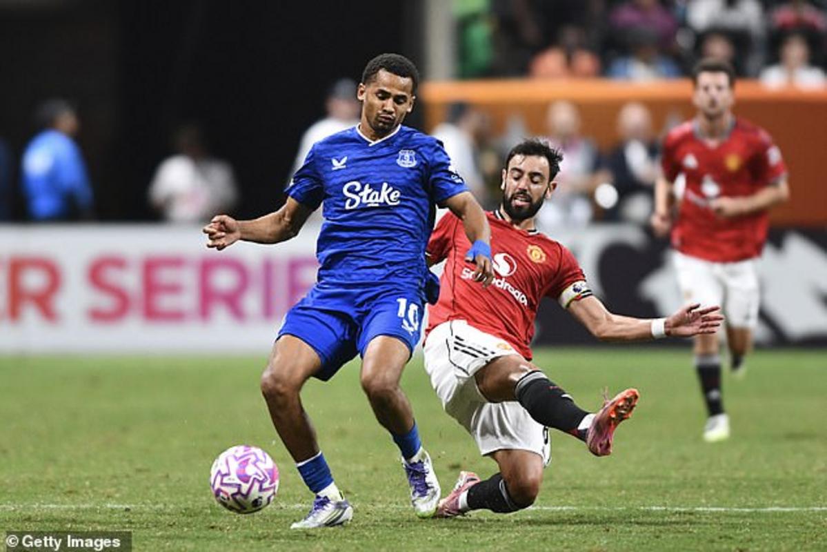 Fernandes trượt vào từ phía sau Ndiaye, khiến cầu thủ Everton nổi giận