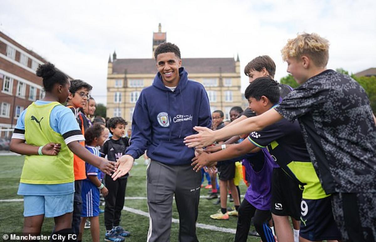 Lewis là cậu bé địa phương và rất vui được tham gia các buổi học bóng đá mùa hè này