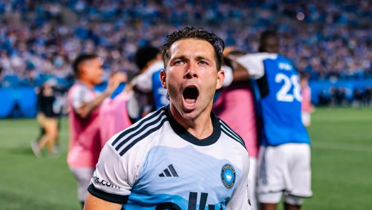 Brandt Bronico Ký Hợp Đồng Mới Với The Crown