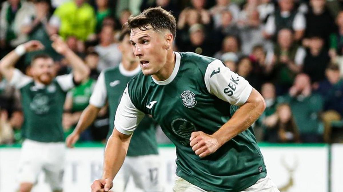 Josh Mulligan của Hibernian ăn mừng bàn thắng làm cho tỷ số là 2-1 cho Legia Warsaw