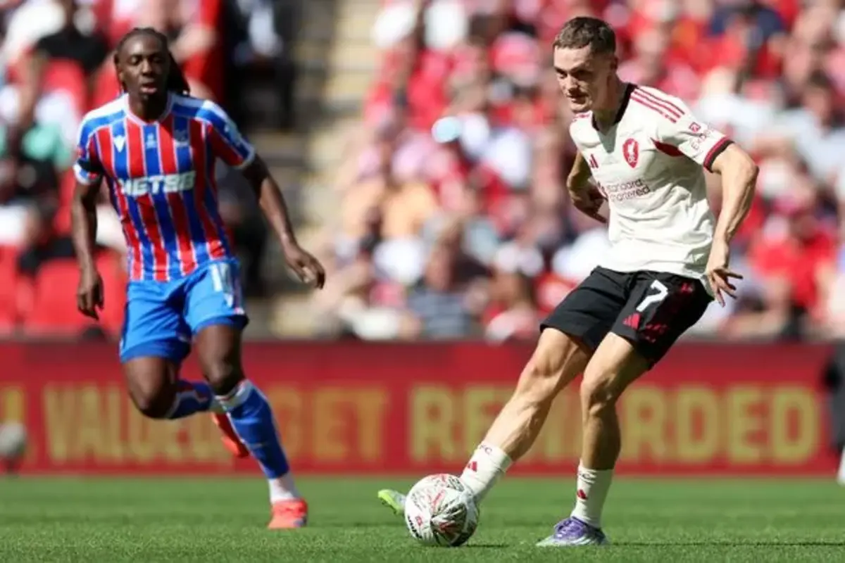 Florian Wirtz trong một pha tranh bóng tại trận Siêu cúp