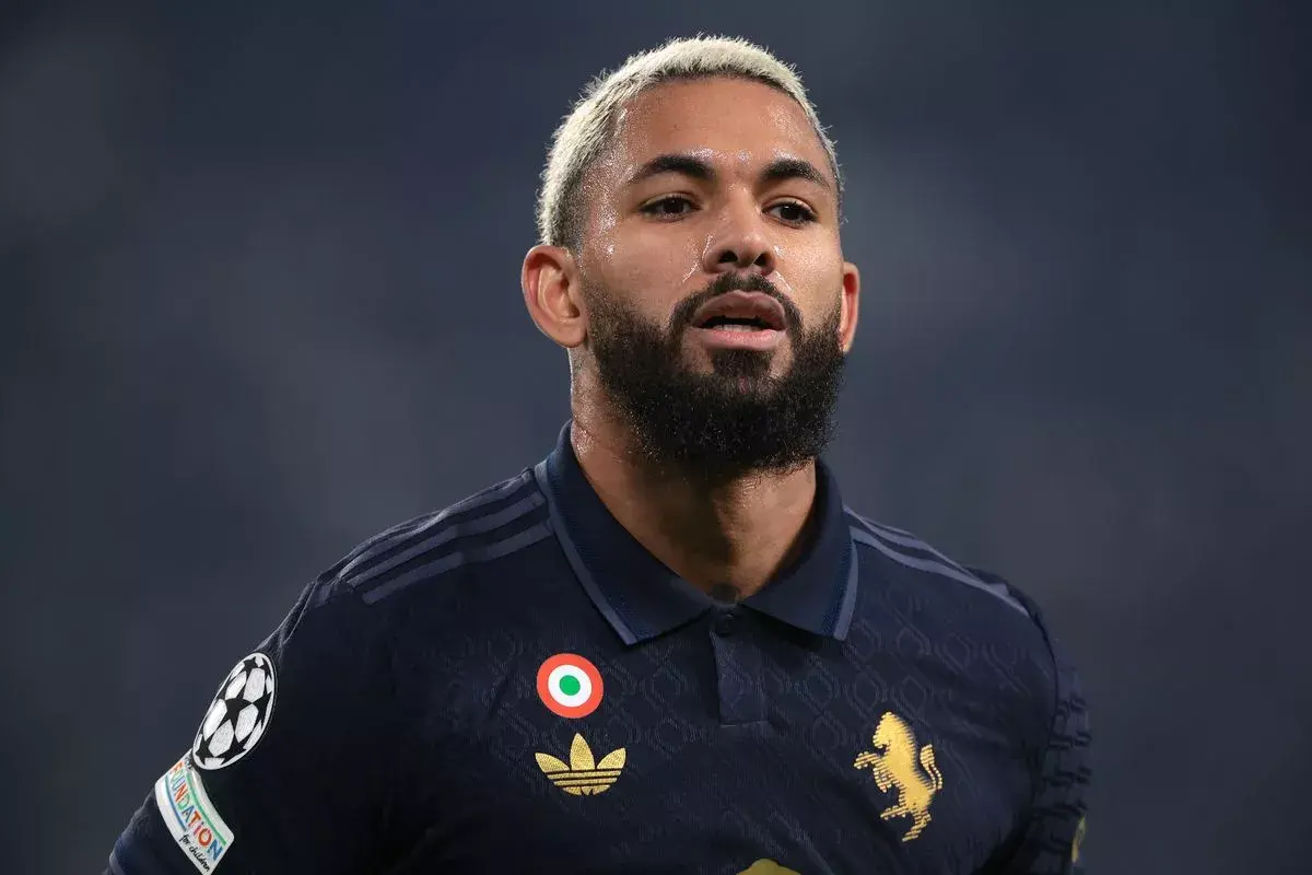 Douglas Luiz tại trận Juventus vs Benfica