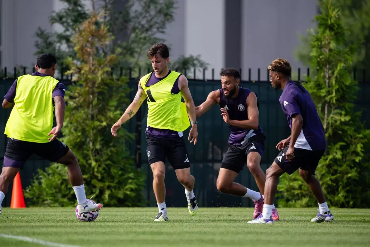 Mason Mount, Noussair Mazraoui của Manchester United trong một buổi tập huấn đội một