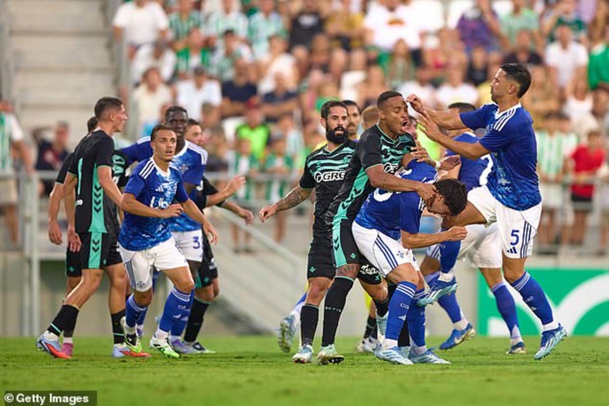 Một số ngôi sao đã tham gia vào vụ việc đáng kinh ngạc trong đó đã ném đấm sau khi Pablo Fornals của Betis và tiền vệ Como Maximo Perrone xung đột