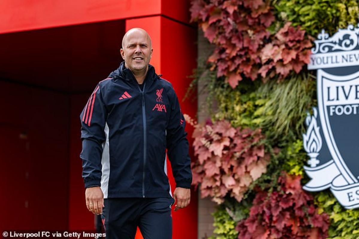 Đội của Arne Slot đang tìm kiếm trung vệ mới với chỉ ba cầu thủ chính ở vị trí này