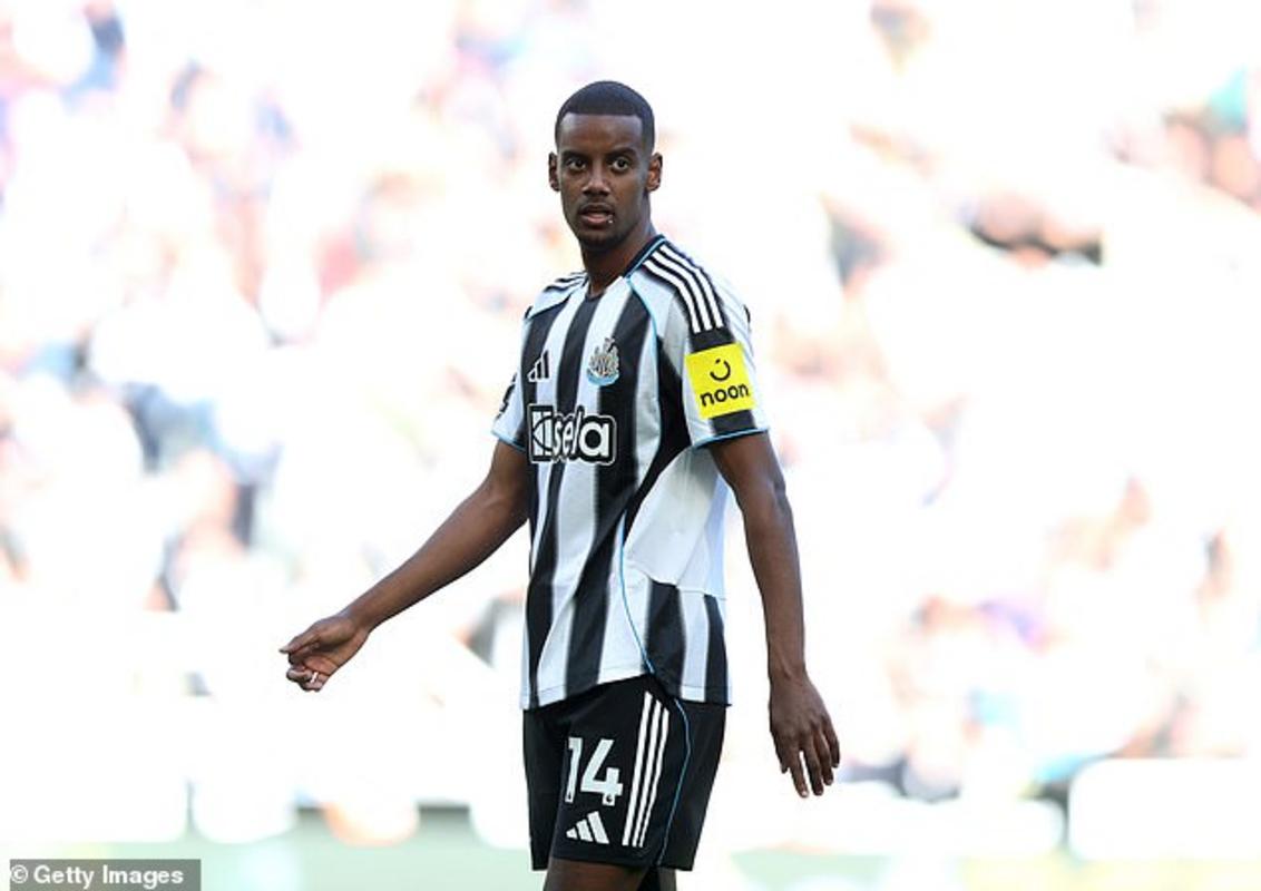 Sau khi mua Hugo Ekitike, giờ đây họ đang theo đuổi tài năng Alexander Isak từ Newcastle United
