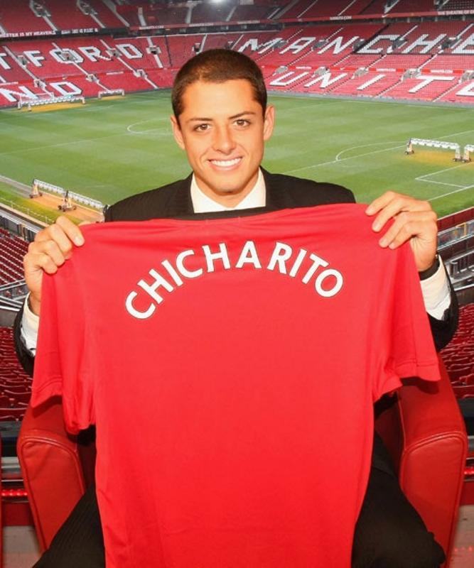 Javier Hernandez chụp ảnh với áo đấu Manchester United có biệt danh Chicharito ở phía sau