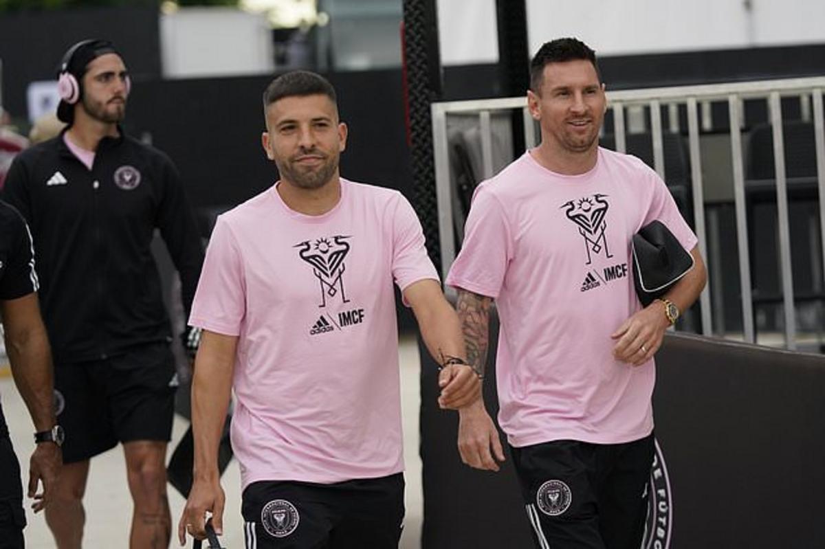 TẬP TIN - Hậu vệ Inter Miami Jordi Alba, bên trái, và tiền đạo Lionel Messi trò chuyện khi đến trước một trận đấu bóng đá MLS chống lại Toronto FC, thứ Tư, ngày 20 tháng 9 năm 2023, ở Fort Lauderdale, Florida. (Ảnh AP/Wilfredo Lee, Tập tin)